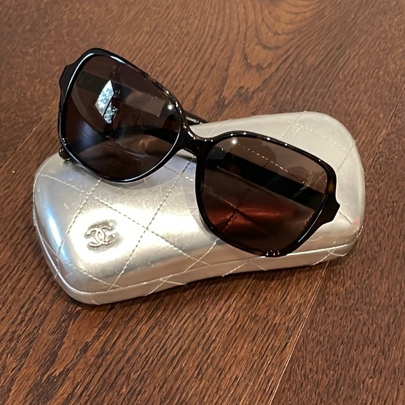 Chanel Women’s Brown Singlasses - Picture 1 of 10